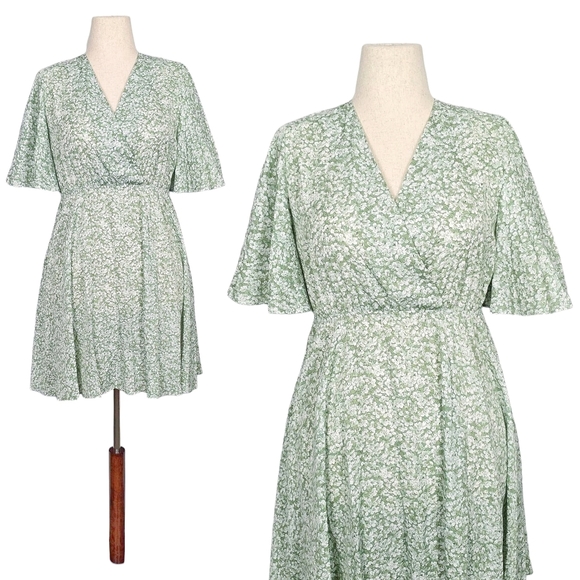 Floral Summer Dress NWT Green White Mini Flowers Flutter Sleeves Medium Flowy - Picture 1 of 5